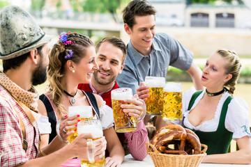 Wall Mural - Freunde im Biergarten in Bayern trinken im Sommer