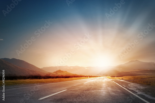 Fotomural Puesta de sol sobre la carretera