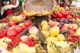 Fototapeta Fototapety do kuchni - Owoce i warzywa ułożone na okrągłym stole.