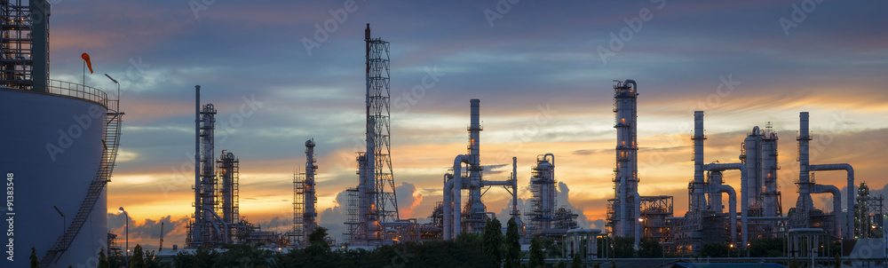 Silhouette of petrochemical plant or Oil and gas refinery in sunrise - obrazy, fototapety, plakaty 