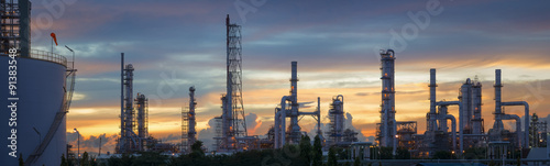 Fotomural Silhouette of petrochemical plant or Oil and gas refinery in sunrise