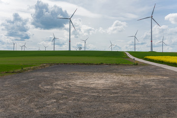 nicht geteerter Parkplatz vor Windkraftanlage