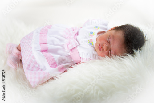Bebe Nina Recien Nacido Relajada Sobre Manta De Pelo Y Vestido Rosa Stock Photo Adobe Stock Bebe Nina Recien Nacido Relajada Sobre Manta De Pelo Y Vestido Rosa Stock Photo Adobe Stock