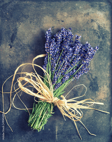 Foto Rollo Basic - Lavender flowers with shabby chic decorations. Fresh blossoms (von LiliGraphie)