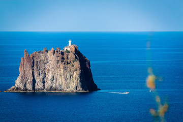 Wunderschöner Blick von Stromboli auf Strombolicchio (Italien)