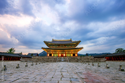 Fotografía Gyeongbokgung Palace at night in seoul,Korea.