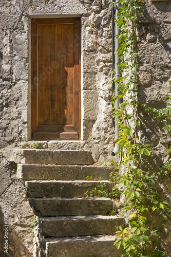 Naklejka na drzwi Alte Steintreppe mit Tür in Frankreich (Ardeche)