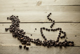 Disegno a forma di tazzina di caffè realizzato con chicchi di caffè