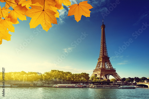 Fotografía Sena en París con la torre Eiffel en la estación del otoño