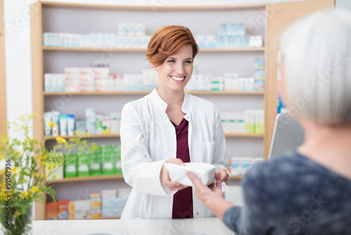 Fotografía ältere dame kauft medimamente in der apotheke