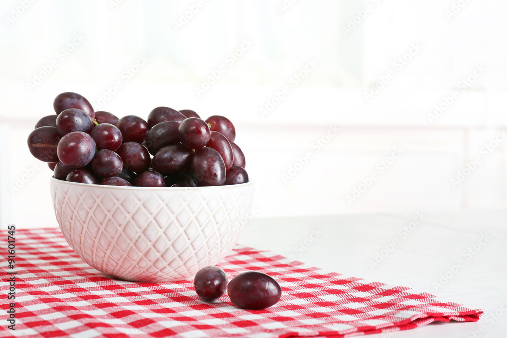 Bowl of red grape on table in kitchen