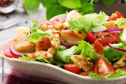 Fotografía Deliciosa ensalada con pollo, nueces, huevo y verduras.