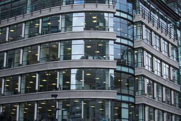 Canvas Print - LONDON, UK - SEPTEMBER 17, 2015: Businesswoman walking on the street against of Bank of England wall 