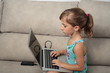 © FRANCISGONSA - NIÑA CON EL ORDENADOR