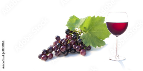 locandina grappolo di uva e bicchiere di vino rosso - Acquista questa foto  stock ed esplora foto simili in Adobe Stock | Adobe Stock