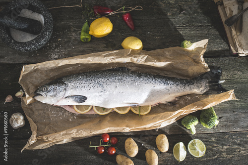 Photographie Préparation du poisson de saumon entier pour la cuisson