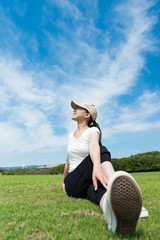 Poster - 芝生の上でストレッチをする日本人女性