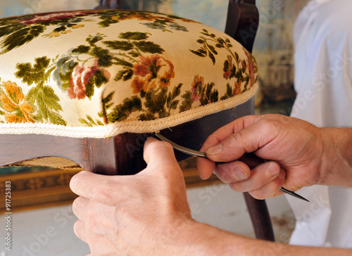 Fotomural Renovación de la tapicería De Una silla antigua