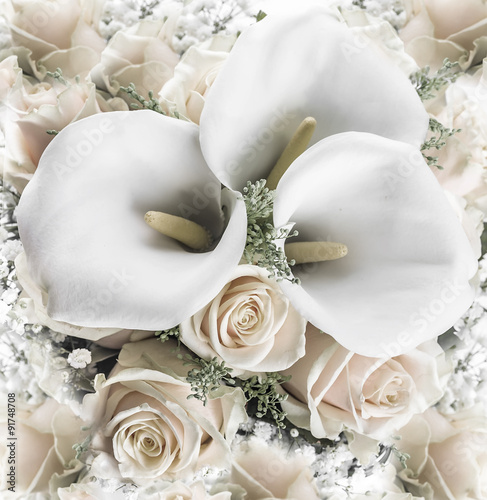 Tapeta ścienna na wymiar Bouquet for the bride of yellow roses and white calla lilies, floral background.