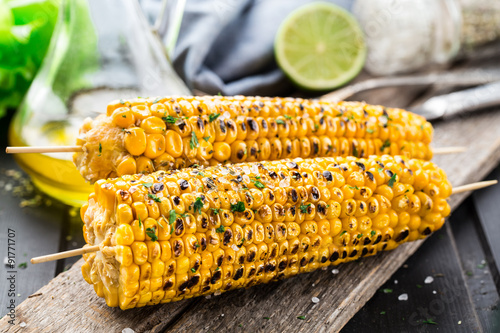 Naklejka na kafelki Delicious grilled corn