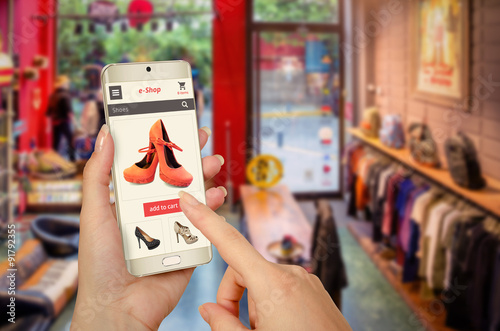 Fotografía Compras en línea con el teléfono inteligente en la mano de la mujer