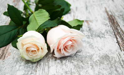 Poster - Roses on a wooden table