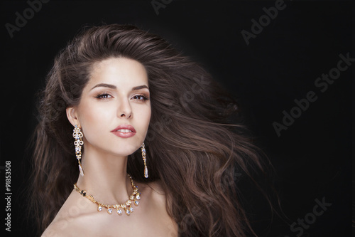 Foto Porträt einer schönen Brünette Mädchen mit Luxus-Accessoires