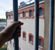 Hand am Gefängnisgitter