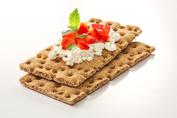 Crispbread with soft cottage cheese and red pepper