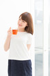 © miya227 - 部屋でお茶を飲む女性