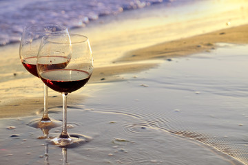 Poster - Two wineglasses on the seashore