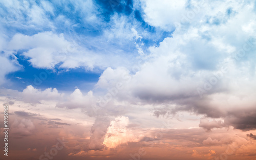 dramatyczny-kolorowy-cloudscape-lato-wieczor-niebo