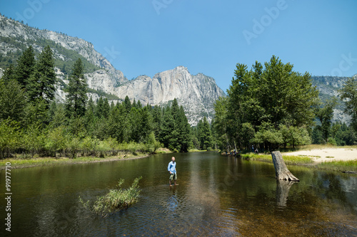 Plakat Man looking at idyllic view of Yosemite National Park valley during summer vacat