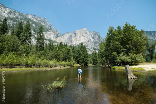 Man looking at idyllic view of Yosemite National Park valley during summer vacat Obraz na płótnie