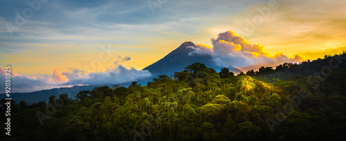 wulkan-arenal-at-sunrise-rzadki-widok-w-idealnym-15-sekundowym-oknie-aby-uchwycic