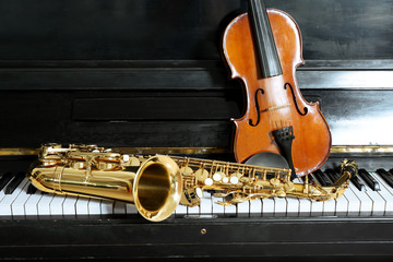 Sticker - Violin and saxophone on piano background