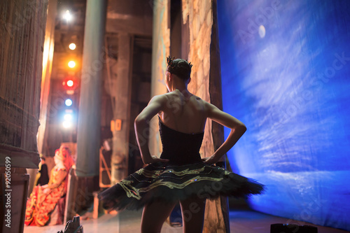 Cuadros en Lienzo Primera bailarina de pie detrás del escenario