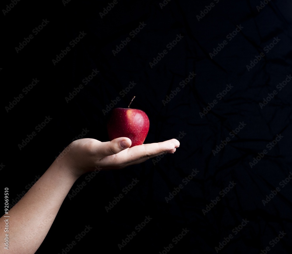 Jabłko na dłoni - obrazy, fototapety, plakaty 