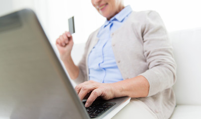 Wall Mural - senior woman with laptop and credit card at home