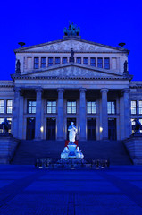 Wall Mural - konzerthaus berlin am gendarmenmarkt zur blauen stunde