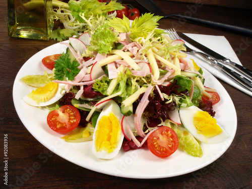 Gemischter Salat mit Schinken, Käse, Ei und Avocado Stock Photo | Adobe ...