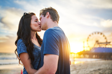 Wall Mural - romantic couple kissing at santa monica