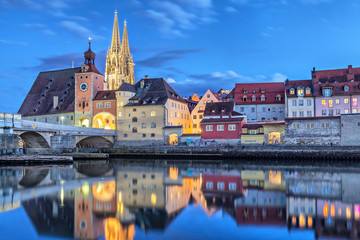 Fototapete - Historical Stone Bridge and Bridge tower in Regensburg