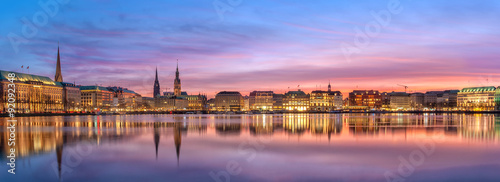 Fotomural Die Binnenalster in Hamburg am Abend.
