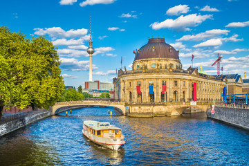 Fototapete - Berlin Museumsinsel with TV tower and Spree river at sunset, Germany