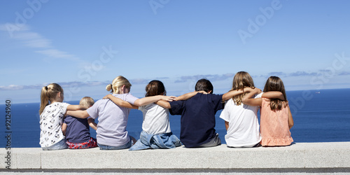 Fotografía Niños cogidos por los hombros mirando el mar