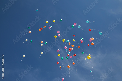 Naklejka dekoracyjna Bunte Luftballons vor blauem Himmel