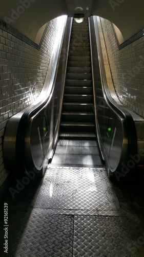 Fototapeta na wymiar Escalier mécanique pour sortir du métro à Paris