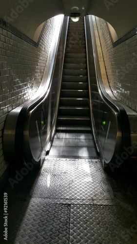 Fototapeta dla dzieci Escalier mécanique pour sortir du métro à Paris