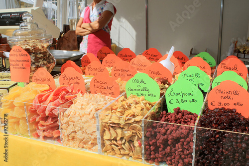 Bancarella per la vendita di frutta disidratata